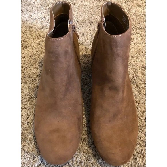 Arizona Jeans "Paisley" Brown Faux Suede Ankle Boots Booties MEMORY FOAM 8M - Picture 1 of 10